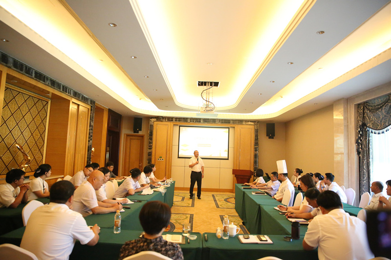 17.酒店公司进行调查分享会.jpg