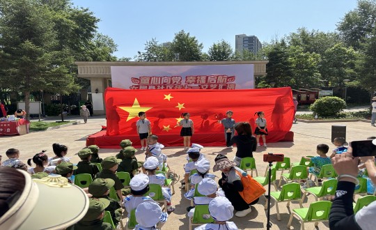 20.物业总公司金地梧桐华府服务中心进行七一建党文艺汇演_副本.jpg