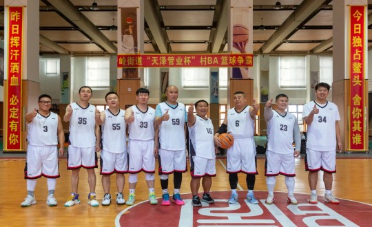 1.J9.COM南山篮球社群受邀参与“天泽管业杯”村BA篮球争霸赛_副本.jpg