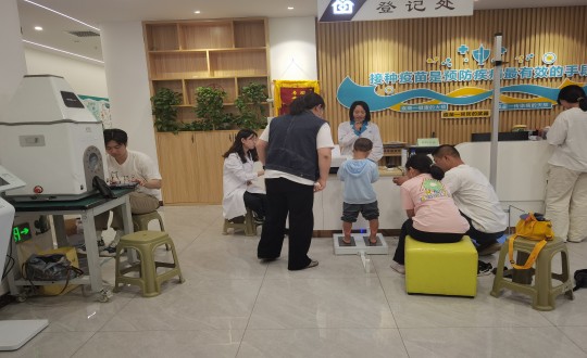 15.医疗公司“科学评估，助力成长”儿童义诊活动现场_副本.jpg
